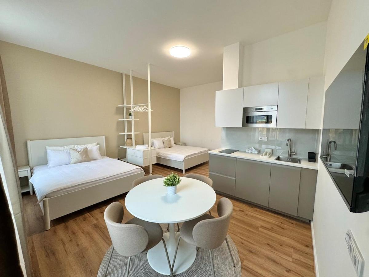 Cozy & Charmimg 2-Bed Apartment In Heart Of Praha Eksteriør bilde